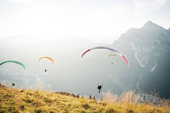 Paraglider bei Sonnenaufgang Paraglider bei Sonnenaufgang © Schlick2000