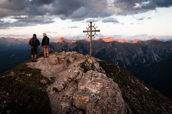 Am Gipfelkreuz Am Gipfelkreuz © TVB Stubai Tirol / Max Dräger